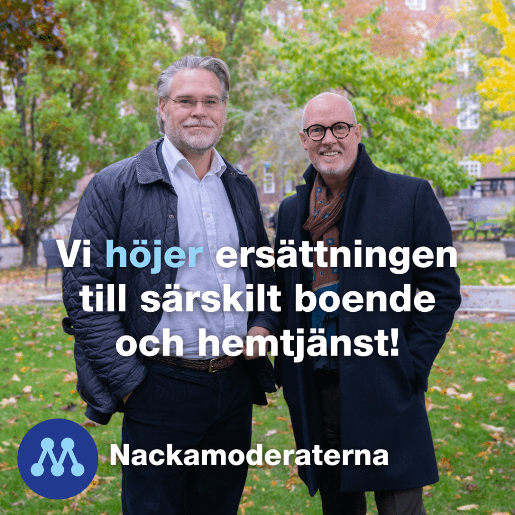 Bild på Tobias Nässén (M), ordförande i Äldrenämnden tillsammans med Mats Gerdau (M), kommunstyrelsens ordförande i Nacka utanför Danvikshem.